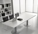 sivi konferencijski stol na okruglim nogama